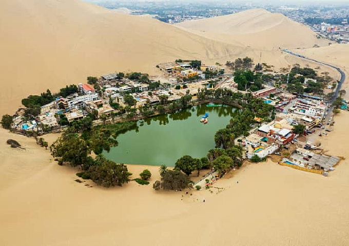 Vista de la Isla Ballestas en el tour de Lima a Paracas y Huacachina